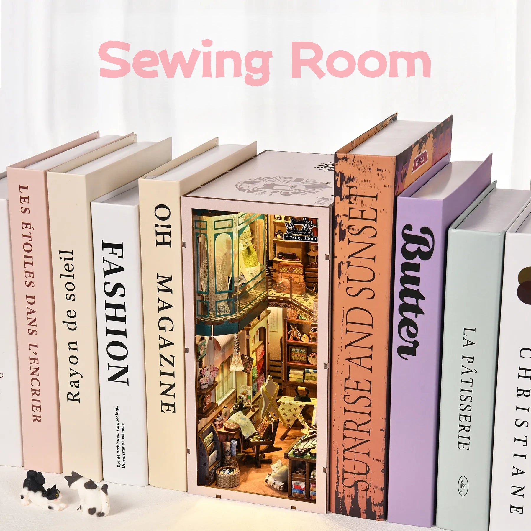 Book Nook - Sewing Room, un kit créatif pour construire un diorama miniature. Parfait pour décorer une bibliothèque ou comme cadeau original pour un amoureux des livres. Par Nookette.