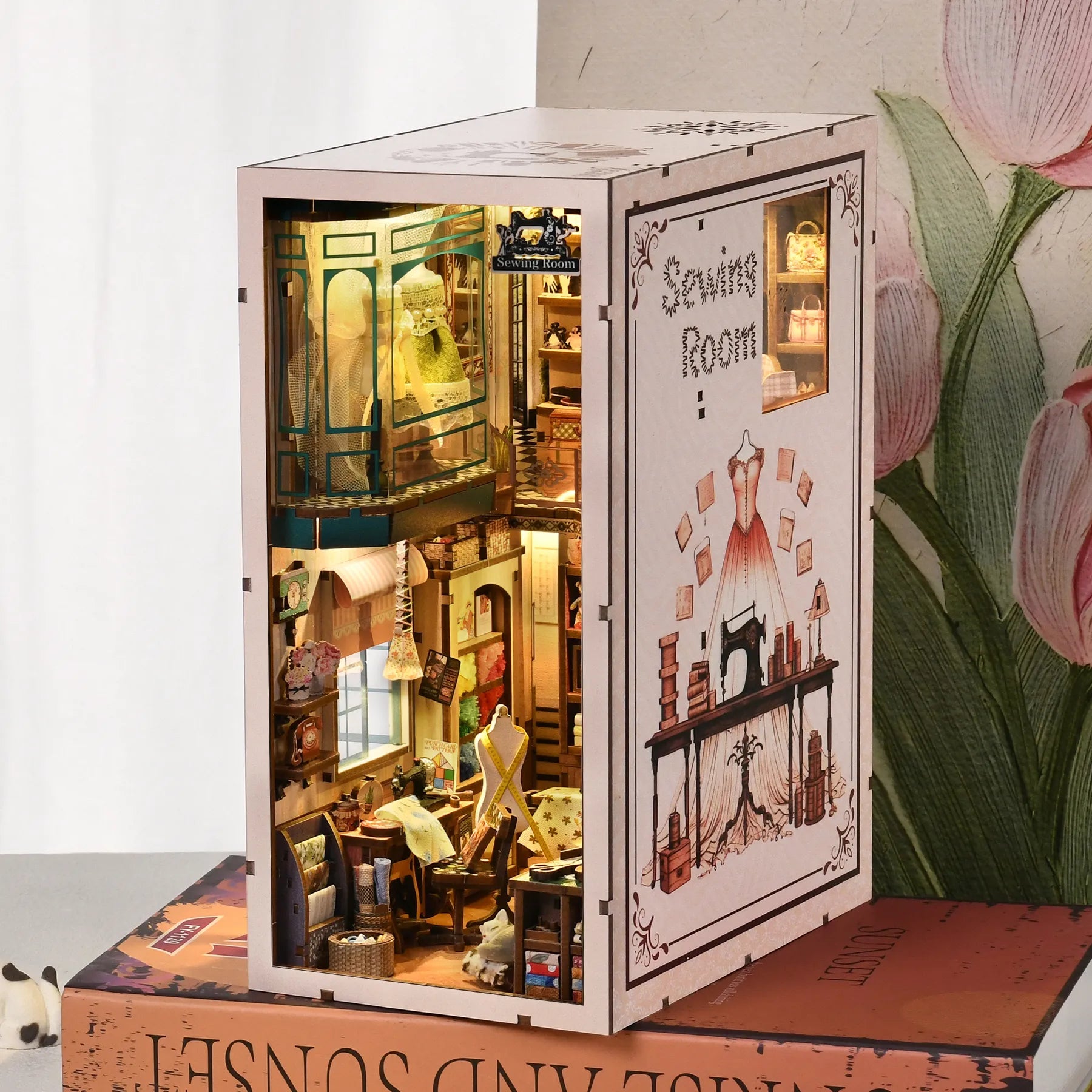 Book Nook - Sewing Room, un kit créatif pour construire un diorama miniature. Parfait pour décorer une bibliothèque ou comme cadeau original pour un amoureux des livres. Par Nookette.
