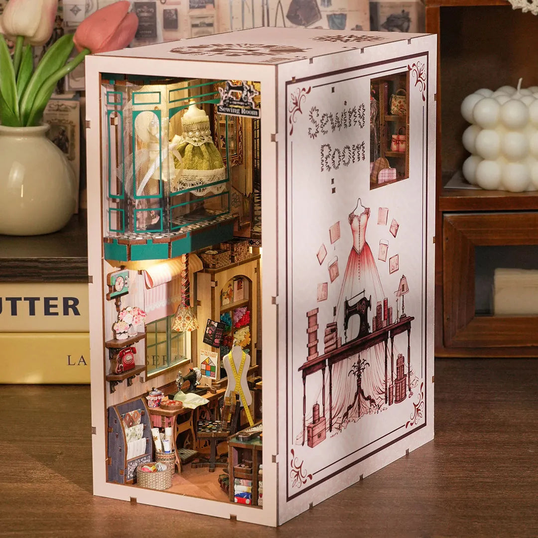 Book Nook - Sewing Room, un kit créatif pour construire un diorama miniature. Parfait pour décorer une bibliothèque ou comme cadeau original pour un amoureux des livres. Par Nookette.