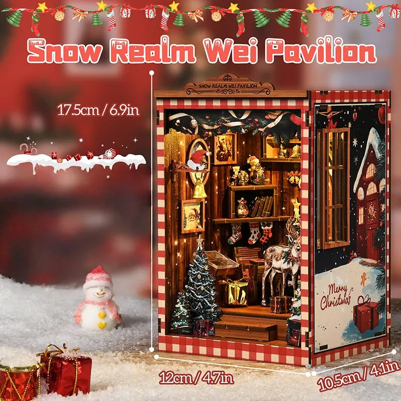 Book Nook - Snow Realm Pavilion, un kit créatif pour construire un diorama miniature. Parfait pour décorer une bibliothèque ou comme cadeau original pour un amoureux des livres. Par Nookette.