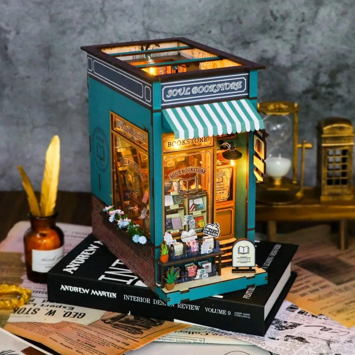 Book Nook - Soul Bookstore, un kit créatif pour construire un diorama miniature. Parfait pour décorer une bibliothèque ou comme cadeau original pour un amoureux des livres. Par Nookette.