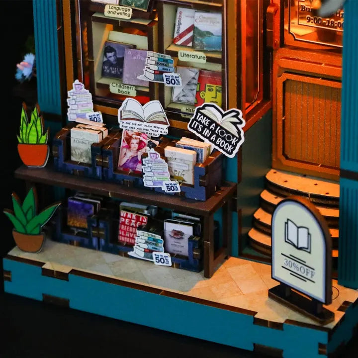Book Nook - Soul Bookstore, un kit créatif pour construire un diorama miniature. Parfait pour décorer une bibliothèque ou comme cadeau original pour un amoureux des livres. Par Nookette.