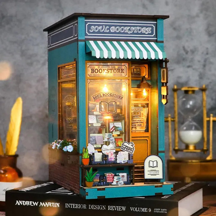 Book Nook - Soul Bookstore, un kit créatif pour construire un diorama miniature. Parfait pour décorer une bibliothèque ou comme cadeau original pour un amoureux des livres. Par Nookette.