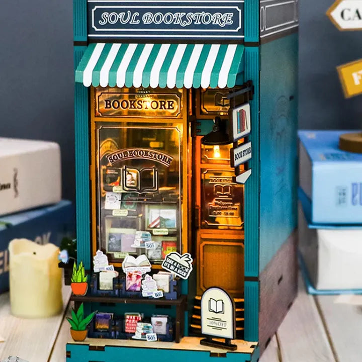 Book Nook - Soul Bookstore, un kit créatif pour construire un diorama miniature. Parfait pour décorer une bibliothèque ou comme cadeau original pour un amoureux des livres. Par Nookette.