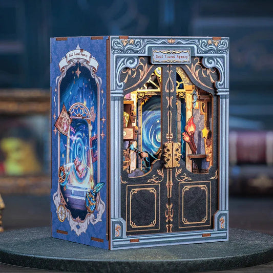 Book Nook - Soul Travel Agency, un kit créatif pour construire un diorama miniature. Parfait pour décorer une bibliothèque ou comme cadeau original pour un amoureux des livres. Par Nookette.