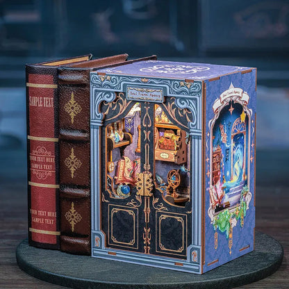 Book Nook - Soul Travel Agency, un kit créatif pour construire un diorama miniature. Parfait pour décorer une bibliothèque ou comme cadeau original pour un amoureux des livres. Par Nookette.