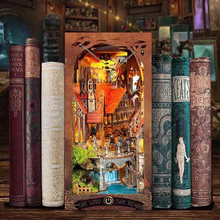 Book Nook - Spirit Valley Magic Ring, un kit créatif pour construire un diorama miniature. Parfait pour décorer une bibliothèque ou comme cadeau original pour un amoureux des livres. Par Nookette.