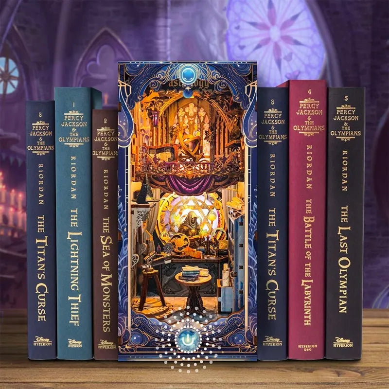 Booknook - Star Map Secrets, un kit créatif pour construire un diorama miniature. Parfait pour décorer une bibliothèque ou comme cadeau original pour un amoureux des livres. Par Nookette.