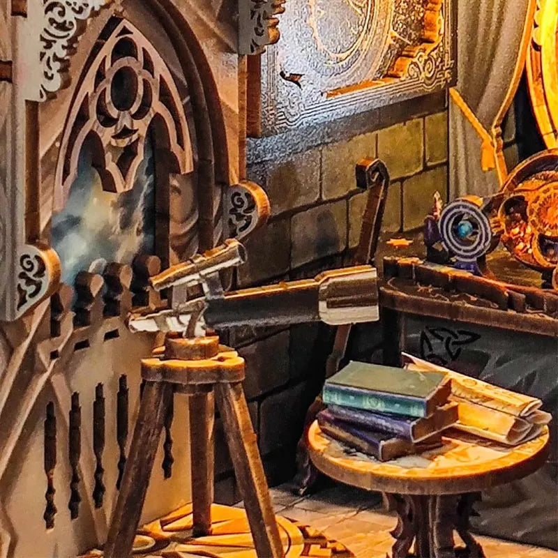 Booknook - Star Map Secrets, un kit créatif pour construire un diorama miniature. Parfait pour décorer une bibliothèque ou comme cadeau original pour un amoureux des livres. Par Nookette.