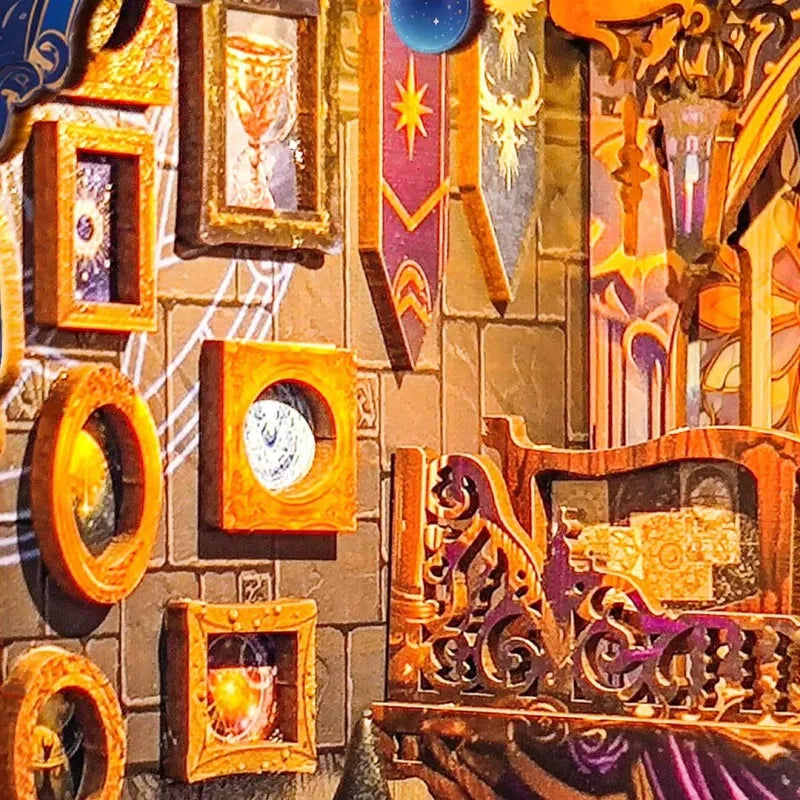 Booknook - Star Map Secrets, un kit créatif pour construire un diorama miniature. Parfait pour décorer une bibliothèque ou comme cadeau original pour un amoureux des livres. Par Nookette.