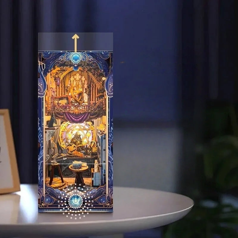 Booknook - Star Map Secrets, un kit créatif pour construire un diorama miniature. Parfait pour décorer une bibliothèque ou comme cadeau original pour un amoureux des livres. Par Nookette.