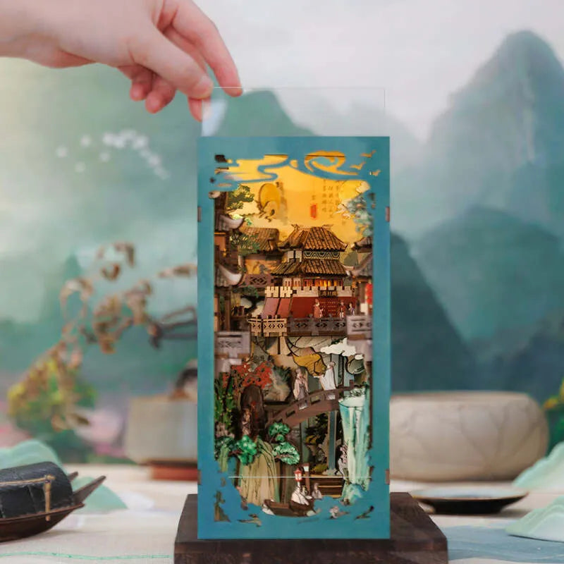 Book Nook | Su Dongpo's Life, un kit créatif pour construire un diorama miniature. Parfait pour décorer une bibliothèque ou comme cadeau original pour un amoureux des livres. Par Nookette.