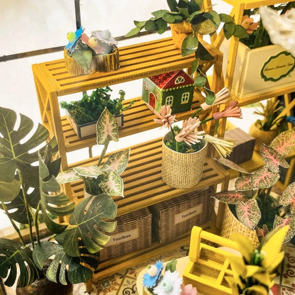 Book Nook - Sunshine Flower House, un kit créatif pour construire un diorama miniature. Parfait pour décorer une bibliothèque ou comme cadeau original pour un amoureux des livres. Par Nookette.