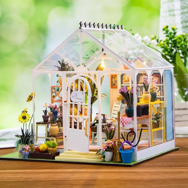 Miniatur Haus - Sunshine Flower, un kit créatif pour construire un diorama miniature. Parfait pour décorer une bibliothèque ou comme cadeau original pour un amoureux des livres. Par Nookette.