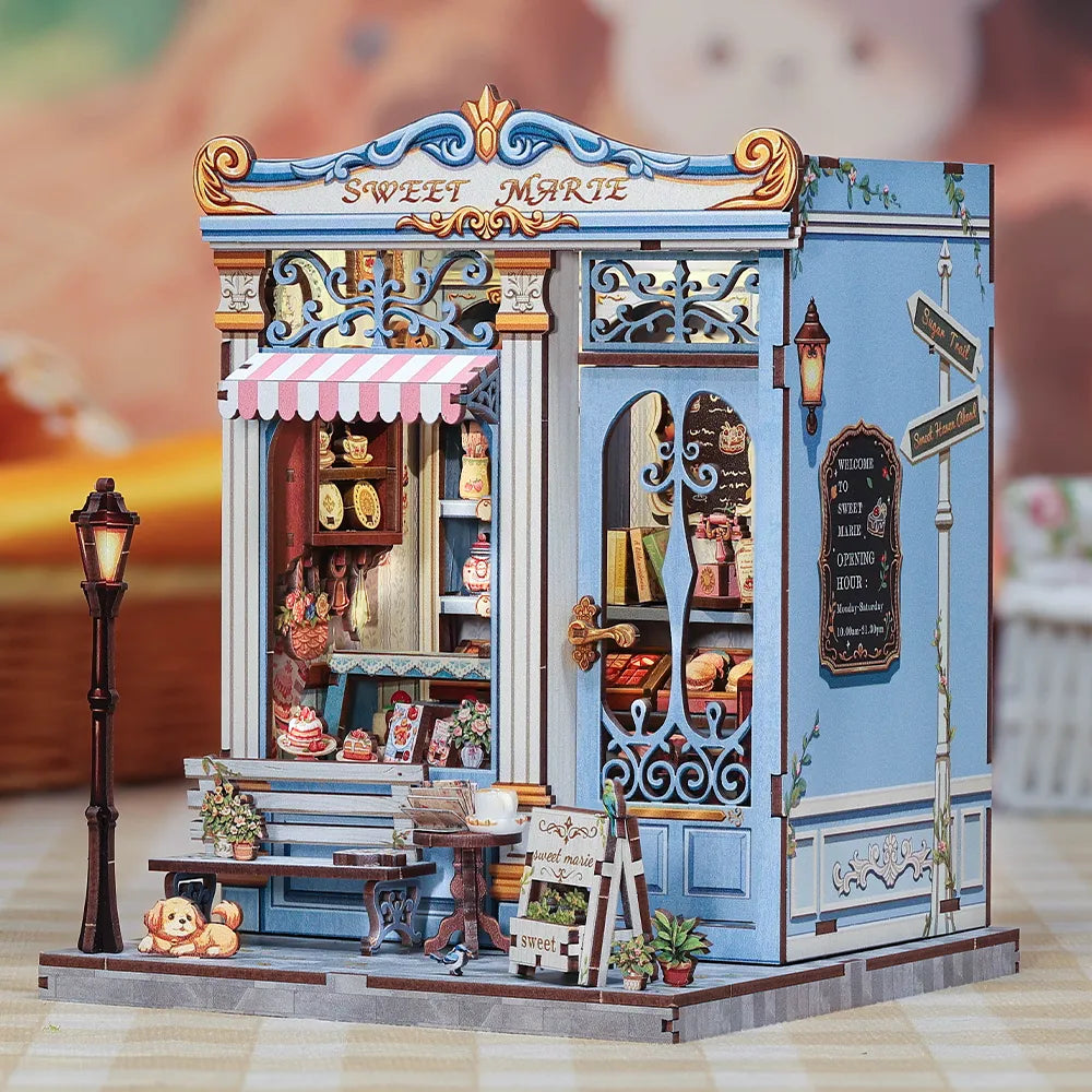 Book Nook - Sweet Marie, un kit créatif pour construire un diorama miniature. Parfait pour décorer une bibliothèque ou comme cadeau original pour un amoureux des livres. Par Nookette.