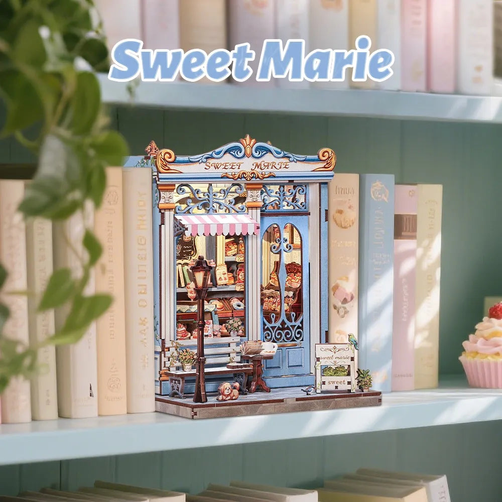 Book Nook - Sweet Marie, un kit créatif pour construire un diorama miniature. Parfait pour décorer une bibliothèque ou comme cadeau original pour un amoureux des livres. Par Nookette.