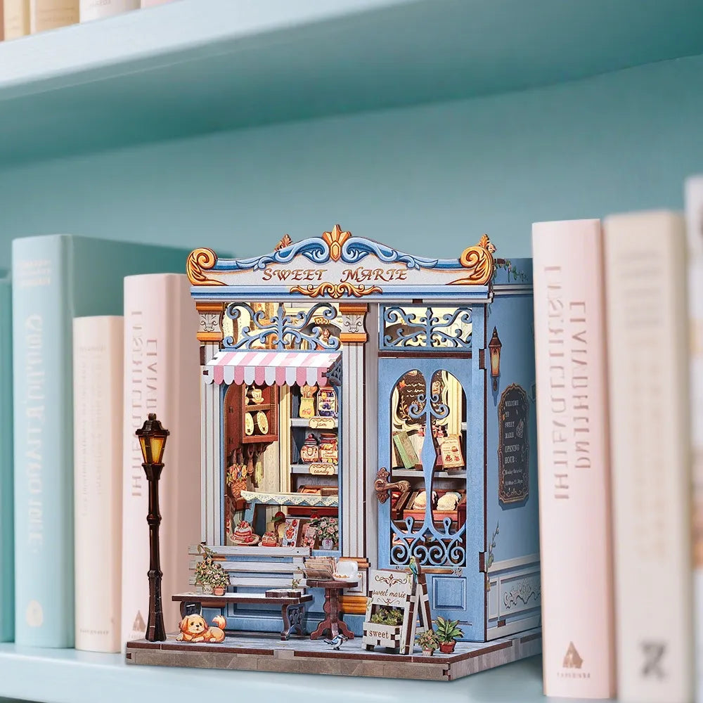 Book Nook - Sweet Marie, un kit créatif pour construire un diorama miniature. Parfait pour décorer une bibliothèque ou comme cadeau original pour un amoureux des livres. Par Nookette.