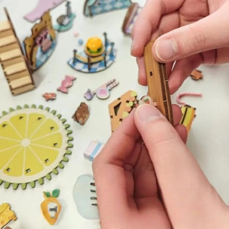 Book Nook - Sweetheart Story, un kit créatif pour construire un diorama miniature. Parfait pour décorer une bibliothèque ou comme cadeau original pour un amoureux des livres. Par Nookette.