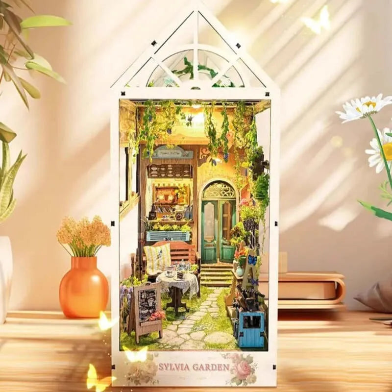 Book Nook - Sylvia Garden, un kit créatif pour construire un diorama miniature. Parfait pour décorer une bibliothèque ou comme cadeau original pour un amoureux des livres. Par Nookette.