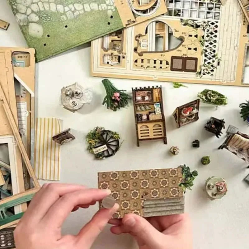 Book Nook - Sylvia Garden, un kit créatif pour construire un diorama miniature. Parfait pour décorer une bibliothèque ou comme cadeau original pour un amoureux des livres. Par Nookette.