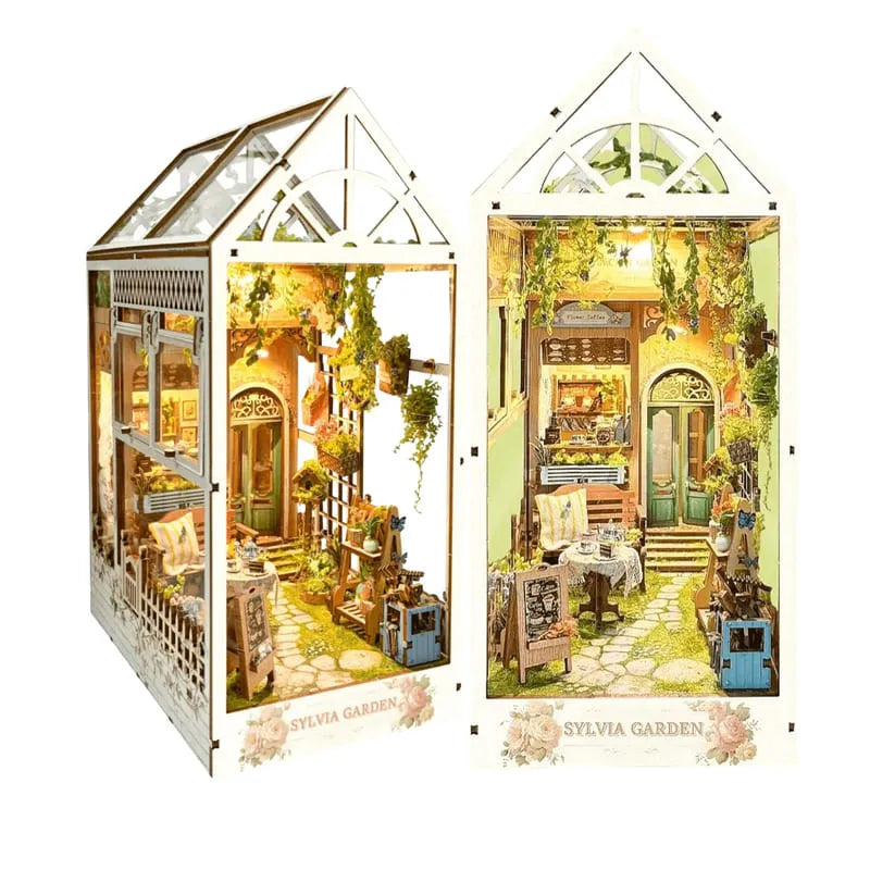 Book Nook - Sylvia Garden, un kit créatif pour construire un diorama miniature. Parfait pour décorer une bibliothèque ou comme cadeau original pour un amoureux des livres. Par Nookette.