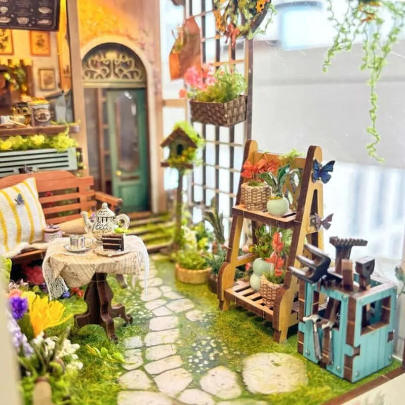 Book Nook - Sylvia Garden, un kit créatif pour construire un diorama miniature. Parfait pour décorer une bibliothèque ou comme cadeau original pour un amoureux des livres. Par Nookette.