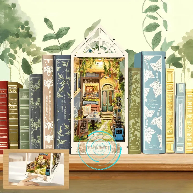 Book Nook - Sylvia Garden, un kit créatif pour construire un diorama miniature. Parfait pour décorer une bibliothèque ou comme cadeau original pour un amoureux des livres. Par Nookette.