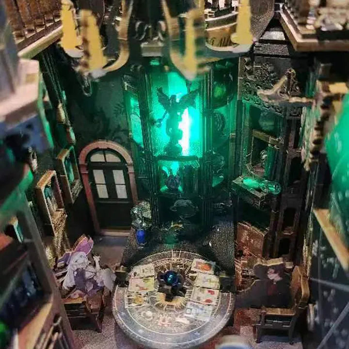 Booknook - Tarot Divination Society, un kit créatif pour construire un diorama miniature. Parfait pour décorer une bibliothèque ou comme cadeau original pour un amoureux des livres. Par Nookette.