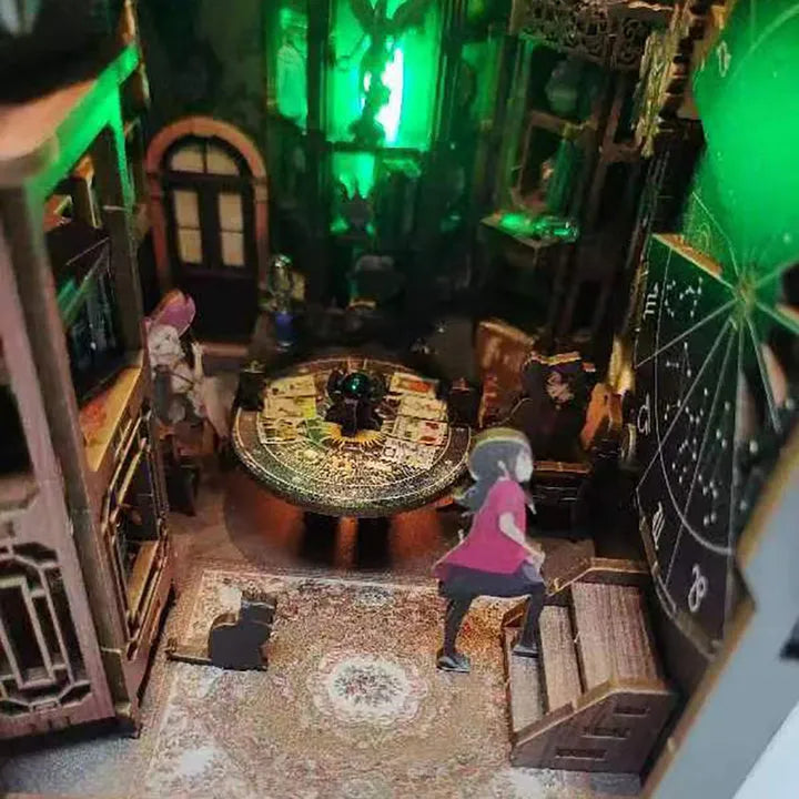 Booknook - Tarot Divination Society, un kit créatif pour construire un diorama miniature. Parfait pour décorer une bibliothèque ou comme cadeau original pour un amoureux des livres. Par Nookette.