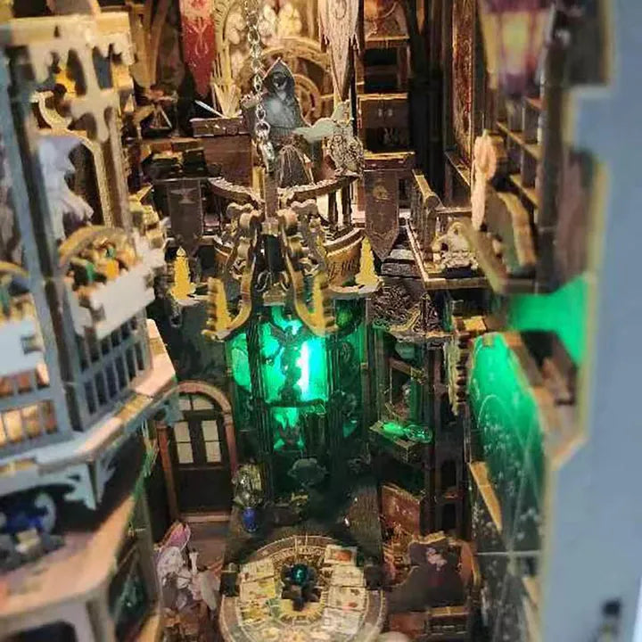 Booknook - Tarot Divination Society, un kit créatif pour construire un diorama miniature. Parfait pour décorer une bibliothèque ou comme cadeau original pour un amoureux des livres. Par Nookette.