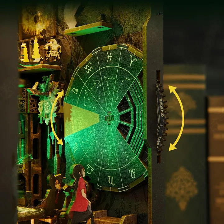 Booknook - Tarot Divination Society, un kit créatif pour construire un diorama miniature. Parfait pour décorer une bibliothèque ou comme cadeau original pour un amoureux des livres. Par Nookette.