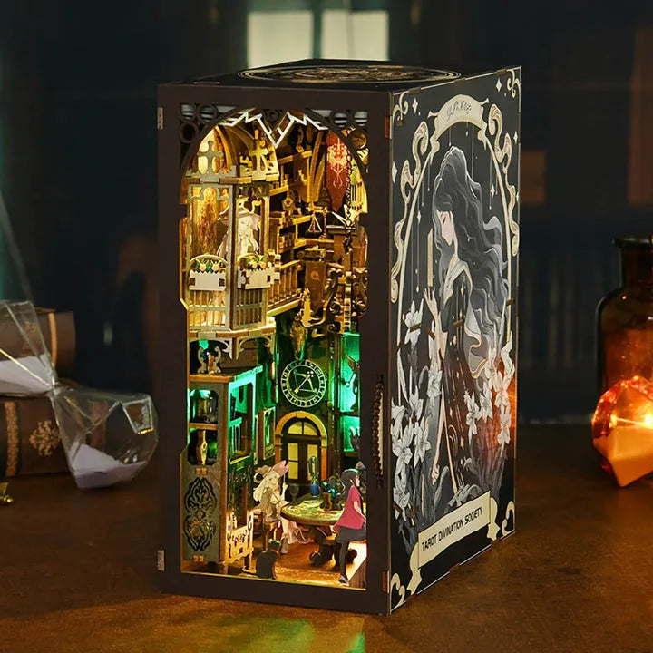 Booknook - Tarot Divination Society, un kit créatif pour construire un diorama miniature. Parfait pour décorer une bibliothèque ou comme cadeau original pour un amoureux des livres. Par Nookette.