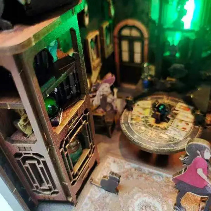 Booknook - Tarot Divination Society, un kit créatif pour construire un diorama miniature. Parfait pour décorer une bibliothèque ou comme cadeau original pour un amoureux des livres. Par Nookette.