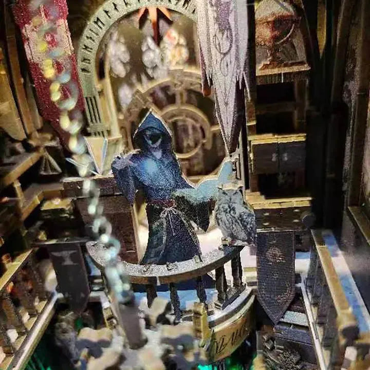 Booknook - Tarot Divination Society, un kit créatif pour construire un diorama miniature. Parfait pour décorer une bibliothèque ou comme cadeau original pour un amoureux des livres. Par Nookette.