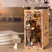 Book Nook - The Alley Waiting for the Cat