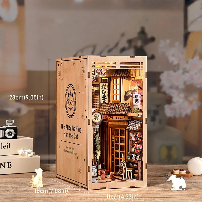 Book Nook - The Alley Waiting for the Cat