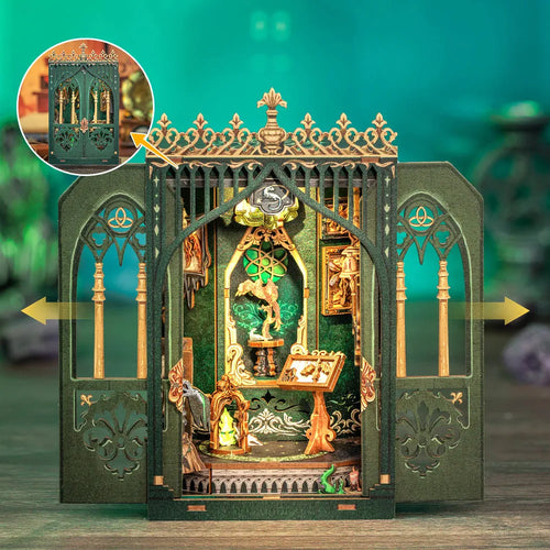 Book Nook - The Darkness Herbarium, un kit créatif pour construire un diorama miniature. Parfait pour décorer une bibliothèque ou comme cadeau original pour un amoureux des livres. Par Nookette.