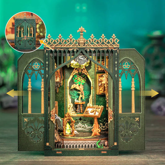 Book Nook - The Darkness Herbarium, un kit créatif pour construire un diorama miniature. Parfait pour décorer une bibliothèque ou comme cadeau original pour un amoureux des livres. Par Nookette.