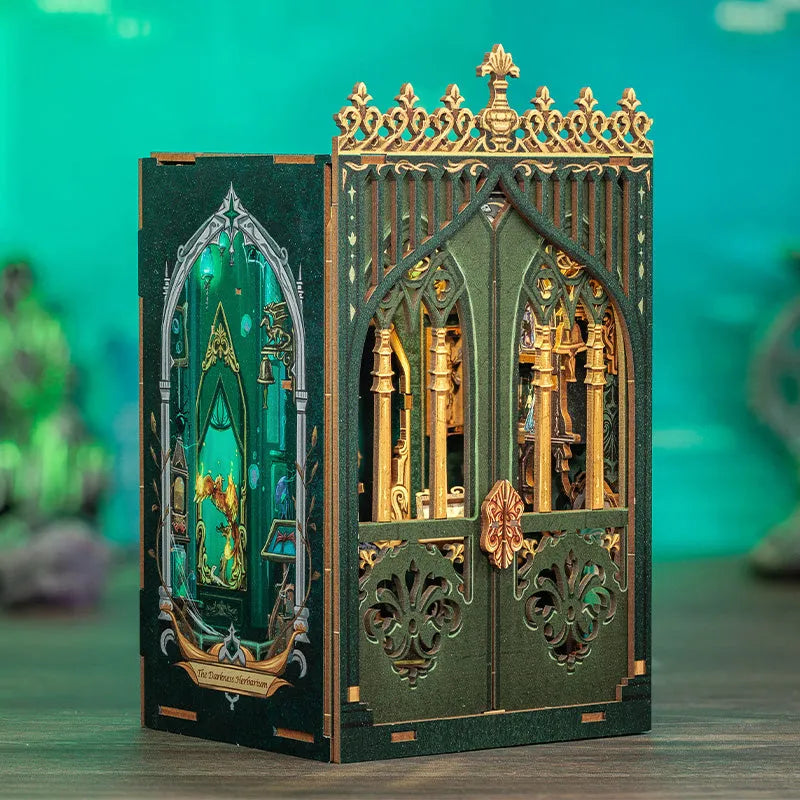 Book Nook - The Darkness Herbarium, un kit créatif pour construire un diorama miniature. Parfait pour décorer une bibliothèque ou comme cadeau original pour un amoureux des livres. Par Nookette.