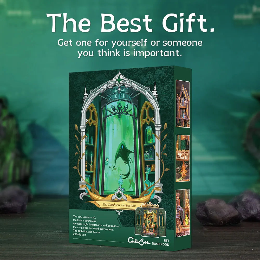 Book Nook - The Darkness Herbarium, un kit créatif pour construire un diorama miniature. Parfait pour décorer une bibliothèque ou comme cadeau original pour un amoureux des livres. Par Nookette.