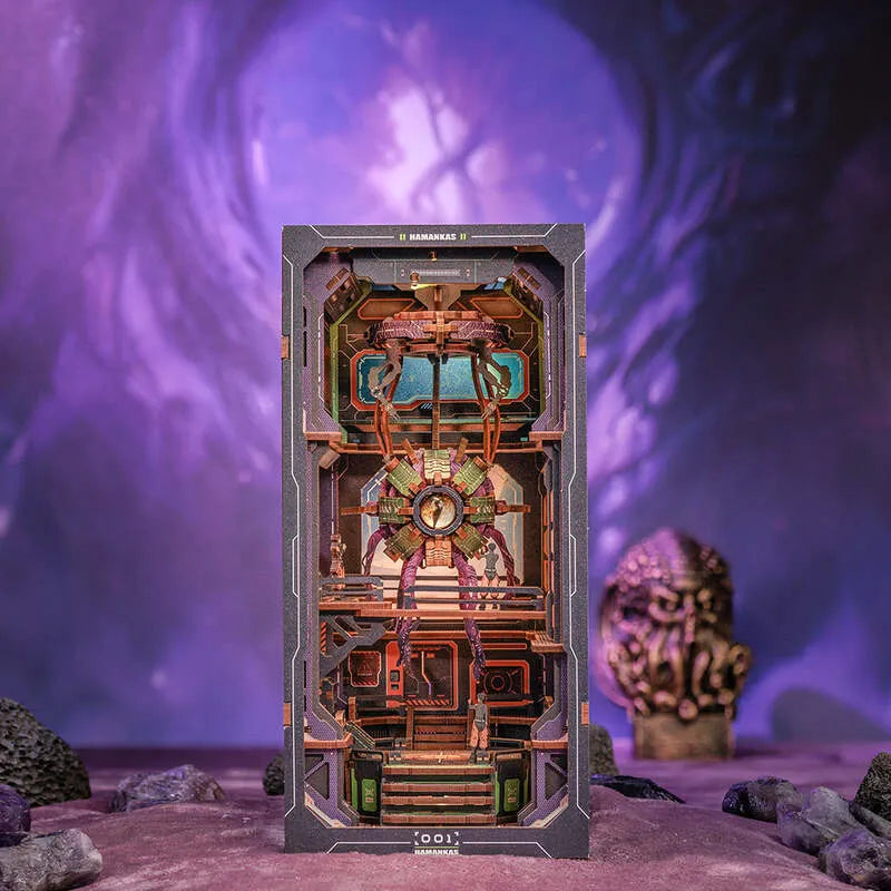 Book Nook | The Eye of Old God, un kit créatif pour construire un diorama miniature. Parfait pour décorer une bibliothèque ou comme cadeau original pour un amoureux des livres. Par Nookette.