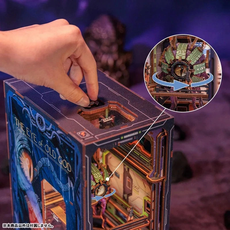 Book Nook | The Eye of Old God, un kit créatif pour construire un diorama miniature. Parfait pour décorer une bibliothèque ou comme cadeau original pour un amoureux des livres. Par Nookette.