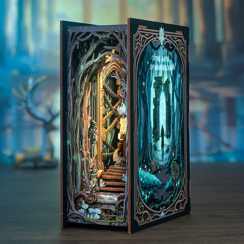 Book Nook - The Gate of Wonderland, un kit créatif pour construire un diorama miniature. Parfait pour décorer une bibliothèque ou comme cadeau original pour un amoureux des livres. Par Nookette.
