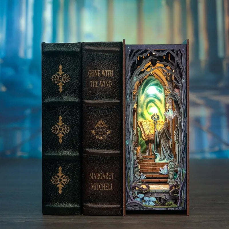 Book Nook - The Gate of Wonderland, un kit créatif pour construire un diorama miniature. Parfait pour décorer une bibliothèque ou comme cadeau original pour un amoureux des livres. Par Nookette.