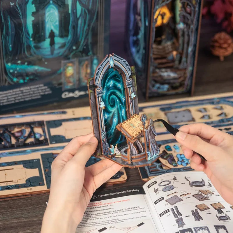 Book Nook - The Gate of Wonderland, un kit créatif pour construire un diorama miniature. Parfait pour décorer une bibliothèque ou comme cadeau original pour un amoureux des livres. Par Nookette.