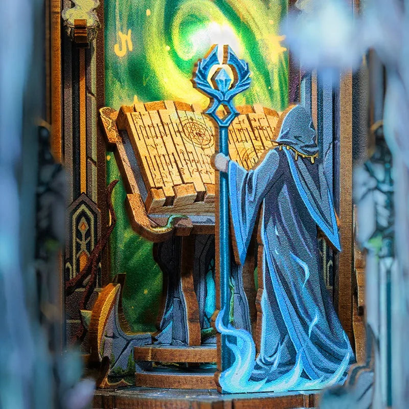 Book Nook - The Gate of Wonderland, un kit créatif pour construire un diorama miniature. Parfait pour décorer une bibliothèque ou comme cadeau original pour un amoureux des livres. Par Nookette.