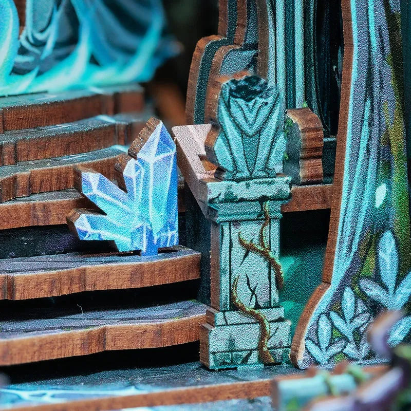 Book Nook - The Gate of Wonderland, un kit créatif pour construire un diorama miniature. Parfait pour décorer une bibliothèque ou comme cadeau original pour un amoureux des livres. Par Nookette.