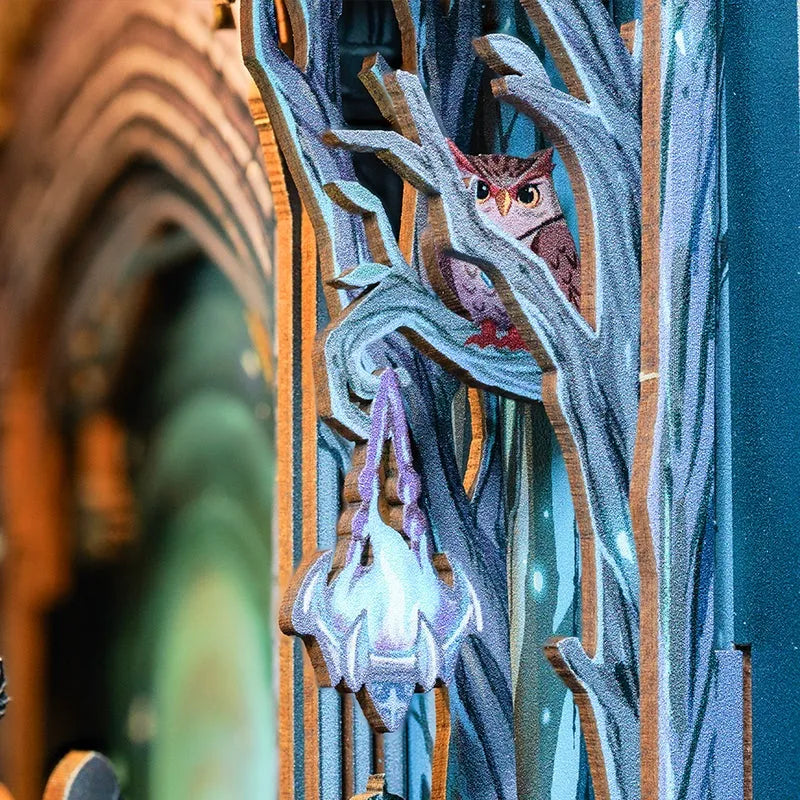 Book Nook - The Gate of Wonderland, un kit créatif pour construire un diorama miniature. Parfait pour décorer une bibliothèque ou comme cadeau original pour un amoureux des livres. Par Nookette.