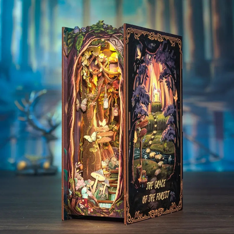 Book Nook - The Grace of The Forest, un kit créatif pour construire un diorama miniature. Parfait pour décorer une bibliothèque ou comme cadeau original pour un amoureux des livres. Par Nookette.