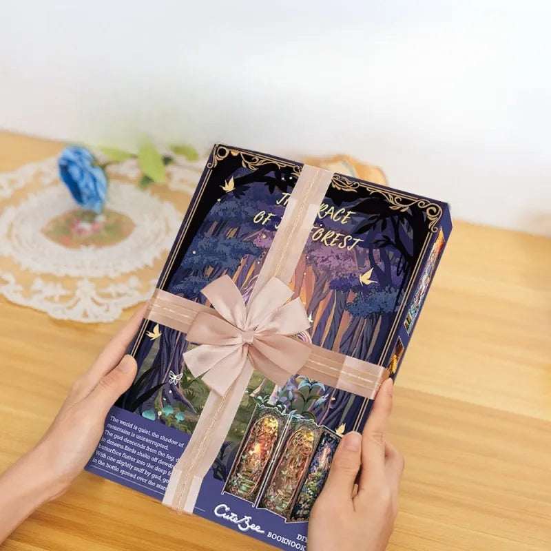 Book Nook - The Grace of The Forest, un kit créatif pour construire un diorama miniature. Parfait pour décorer une bibliothèque ou comme cadeau original pour un amoureux des livres. Par Nookette.